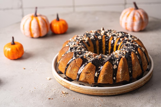 Pompoen bundt cake met chocolade glazuur en noten op bovenaanzicht