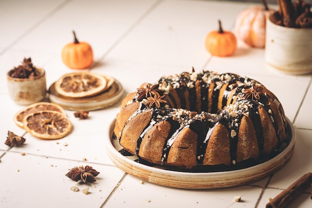 Pompoen bundt cake met chocolade glazuur en noten op bovenaanzicht