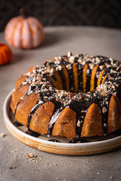 Pompoen bundt cake met chocolade glazuur en noten op bovenaanzicht