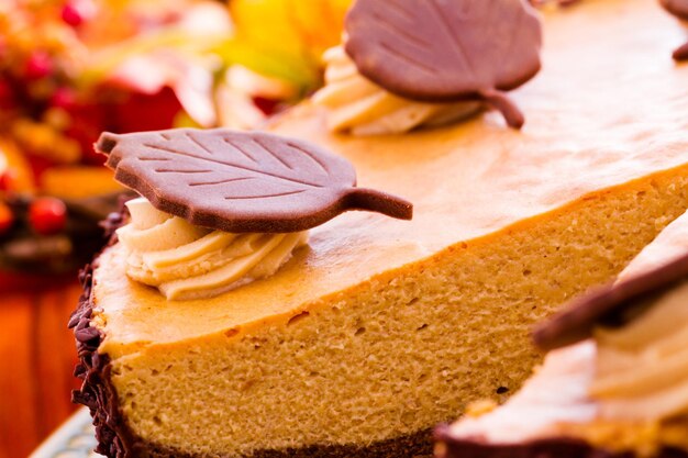 Pompoen cheesecake met witte chocolade voor Thanksgiving.