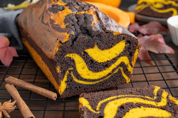 Pompoen chocolade marmer cake of brood op een houten achtergrond Dessert voor Thanksgiving of Halloween