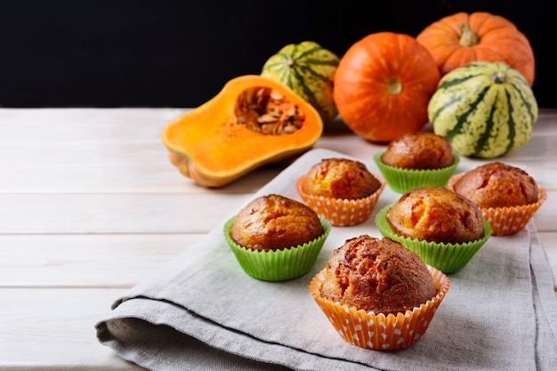 Pompoen en honingmuffins en rijpe pompoenen