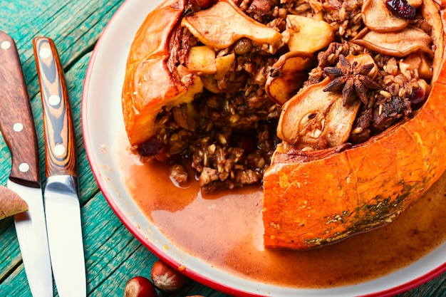 Pompoen gebakken met muesli en gedroogde vruchten. Herfstdessert. Amerikaans eten