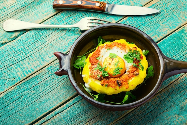 Pompoen gevuld met couscous en champignons. Gebakken patisson met shakshuka.