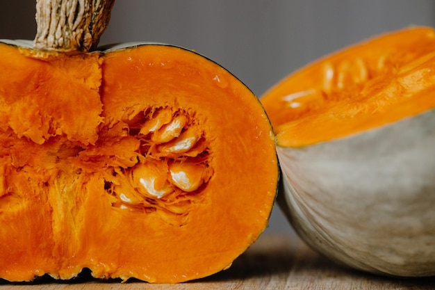 Pompoen in tweeën gesneden op een tafel