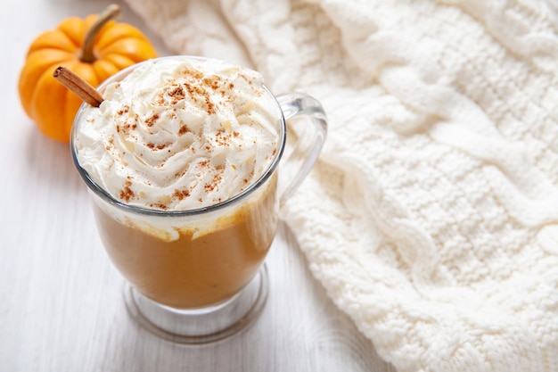 Pompoen latte in een glaasje