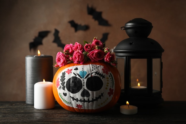 Pompoen met catrina-schedelmake-up en halloween-accessoires