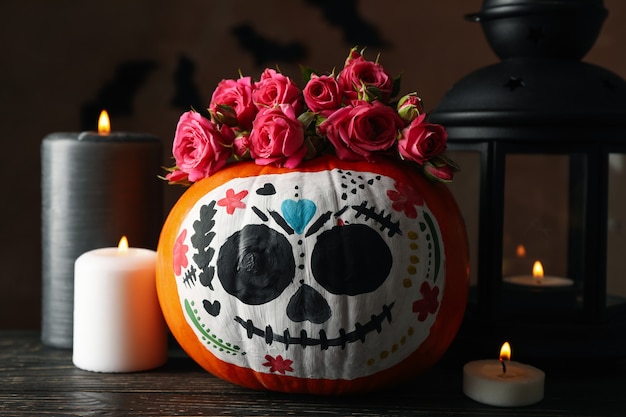 Pompoen met catrina-schedelmake-up en halloween-accessoires