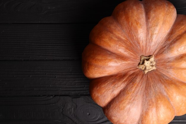 Pompoen op de houten. Pompoenpitten op de plaat. Ruimte kopiëren