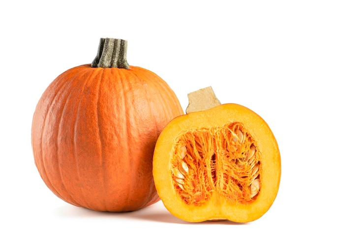 Foto pompoen op een witte achtergrond halloween-thema gesneden pompoen op een witte isolaat markeer de pompoen...
