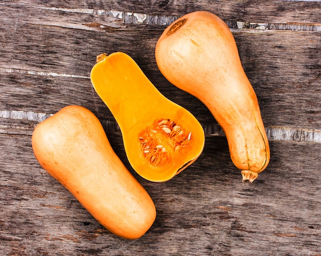 Pompoen op zwarte houten tafel