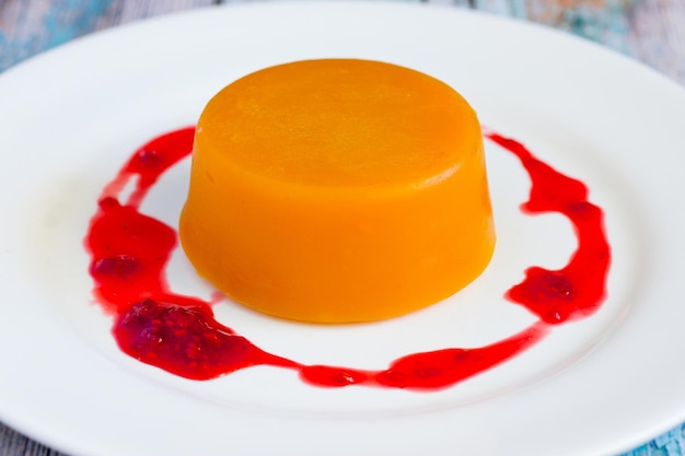 Pompoen panna cotta met frambozensaus