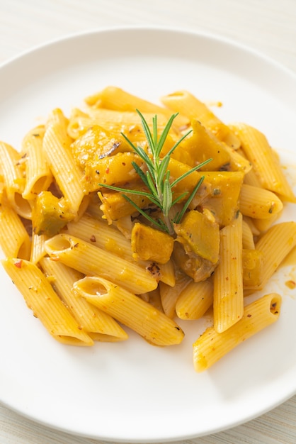 Foto pompoen penne pasta alfredo saus - veganistische en vegetarische eetstijl