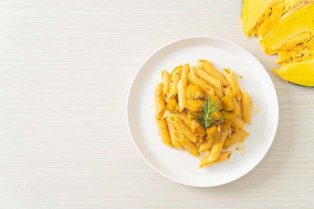 pompoen penne pasta Alfredo saus - veganistische en vegetarische eetstijl