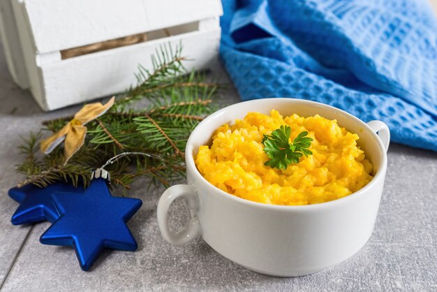 Foto pompoen rijstepap met kerstversiering in blauwe en gouden kleuren