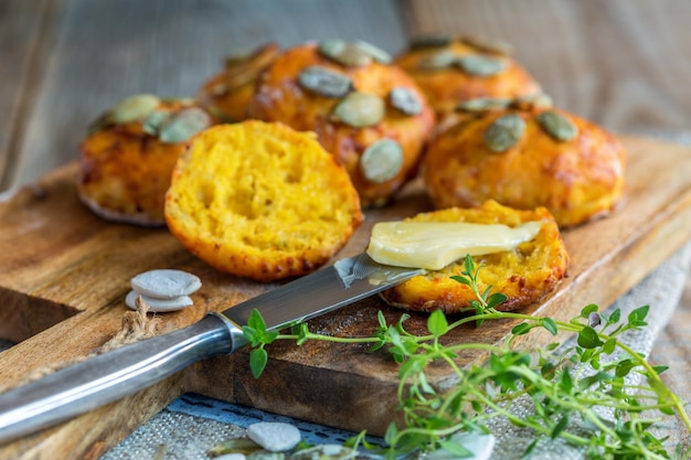 Foto pompoen scones met tijm en boter als ontbijt