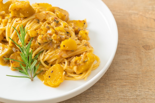 Foto pompoen spaghetti pasta alfredo saus - veganistische en vegetarische eetstijl