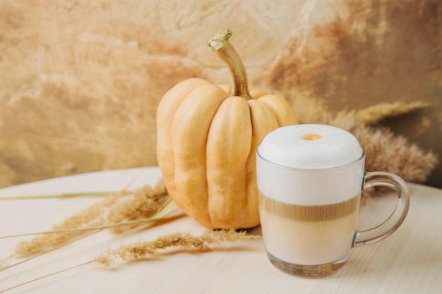 Pompoen Spice Latte. Kopje latte met pompoen en herfstdecor. Traditionele herfst koffie drinken.