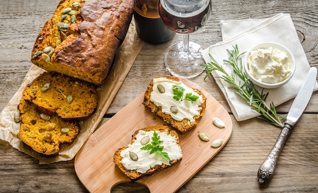 Pompoenbrood met roomkaas