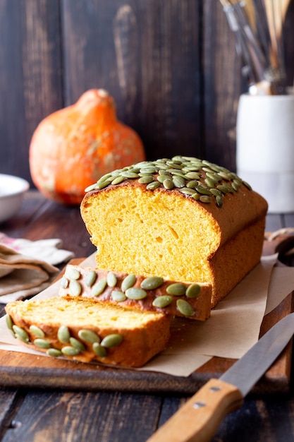 Pompoenbrood met zaden. Bakken. Vegetarisch eten. Taart.