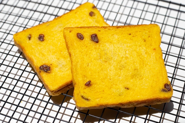 Pompoenbrood sneetjes met rozijnen