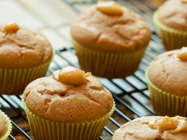 Pompoencupcakes bakken voor een feestje.