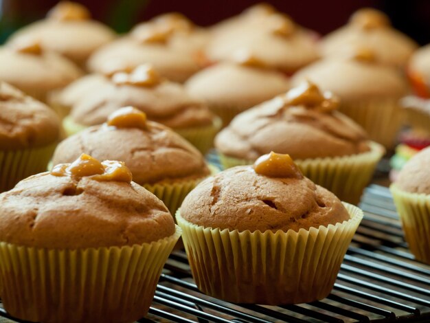 Pompoencupcakes bakken voor een feestje.