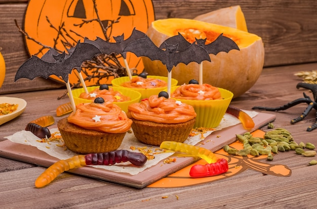 Pompoencupcakes met sinaasappelroom voor halloween. ideeën voor bakken, snoep.