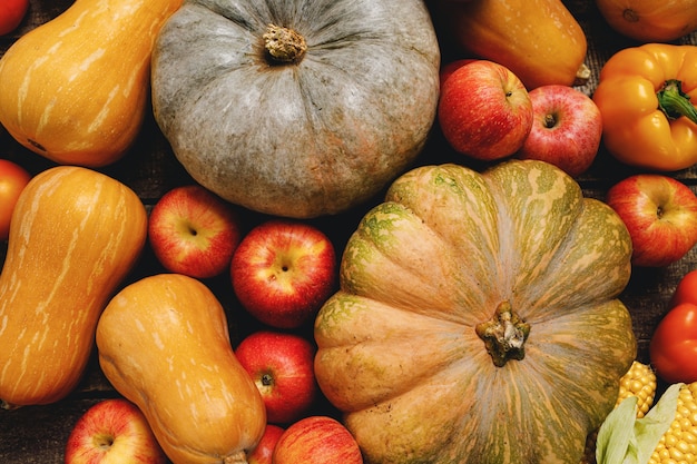 Pompoenen en rode appels op houten grunge achtergrond