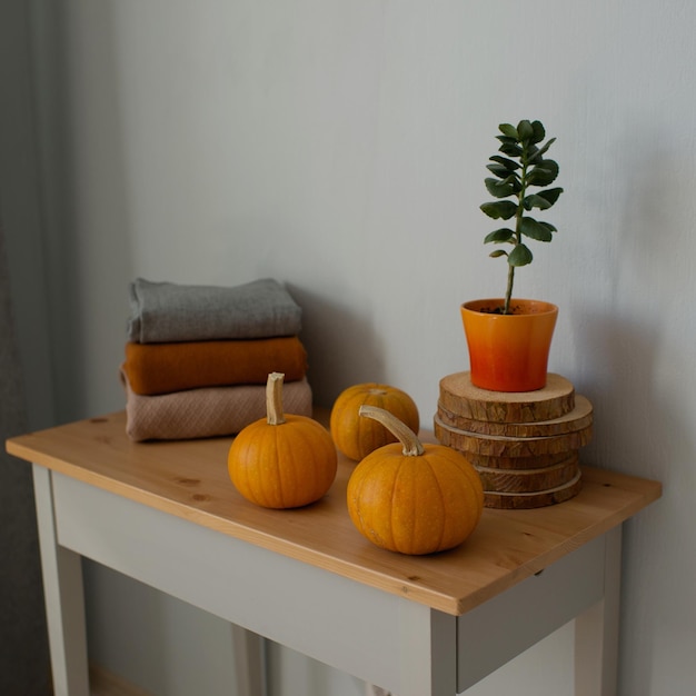 Pompoenen in het interieur, herfstdecoratie op tafel
