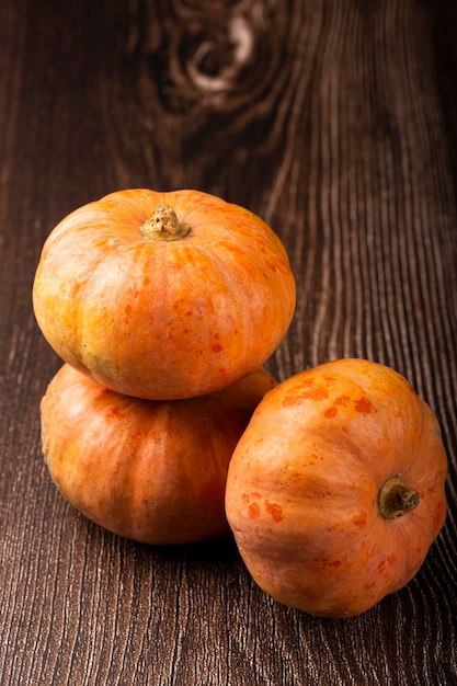 Pompoenen op de houten tafel