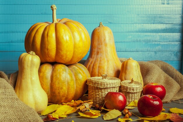 Pompoenen op een houten bord met appels