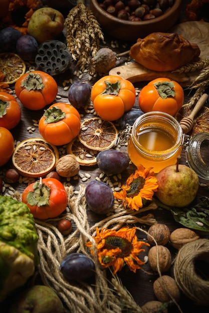 Pompoenen, persimmon, granen, brood, zaden en noten op een houten ondergrond, oogst, herfst