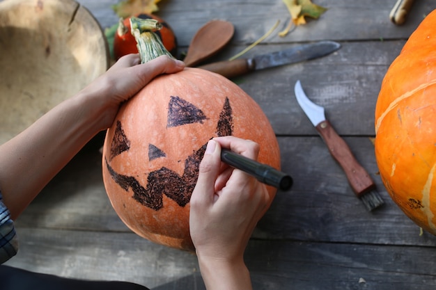 Pompoenen snijden voor Halloween