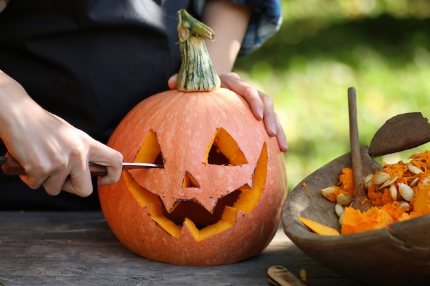 Pompoenen snijden voor Halloween