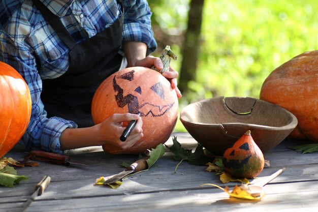 pompoenen snijden voor Halloween