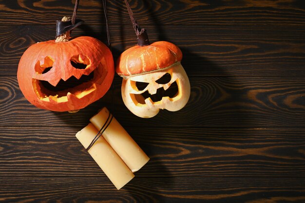 Pompoenen verschillende grootte op houten bruine muur Carving A Pumpkin For Halloween