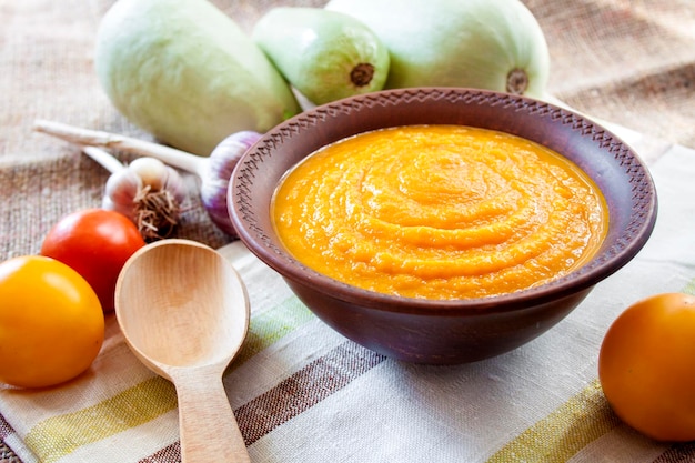 Pompoenkaviaar met knoflook en tomaten in een rustieke kom