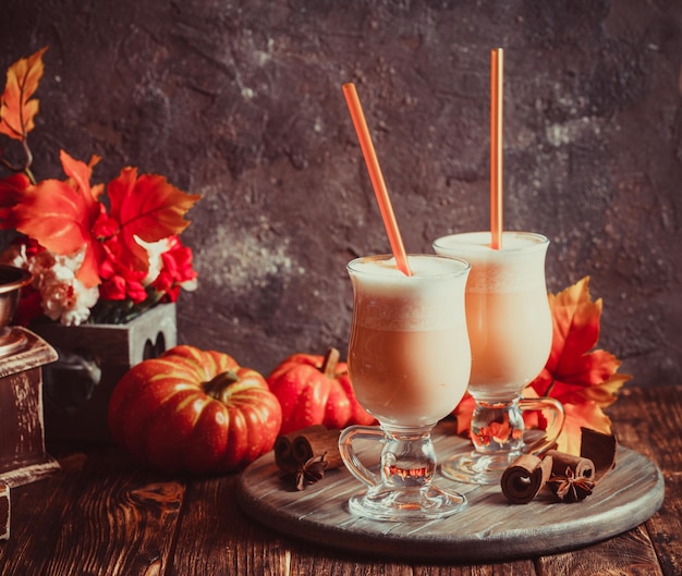 Pompoenmelkcocktail met kruiden in glas. Warme herfstpompoen opwarmend drankje