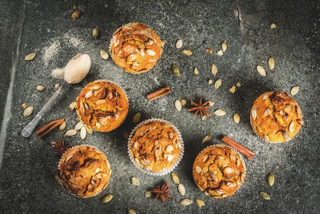 pompoenmuffins met traditionele herfstkruiden op houten snijtafel