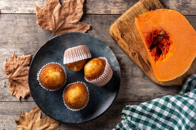 Pompoenmuffins op houten tafel