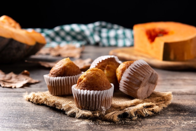 Pompoenmuffins op houten tafel