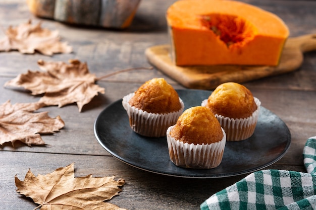 Pompoenmuffins op houten tafel