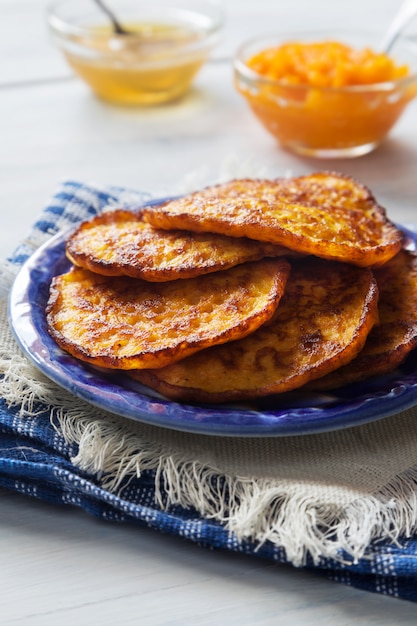 Foto pompoenpannenkoekjes met honing en thee