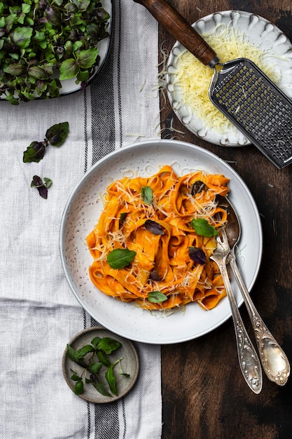 Pompoenpasta tagliatelle alla wodka met basilicum