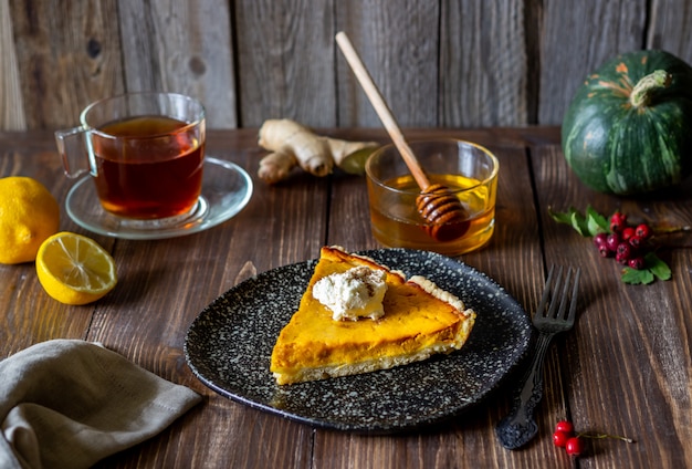 Pompoenpastei op houten. Traditioneel recept.