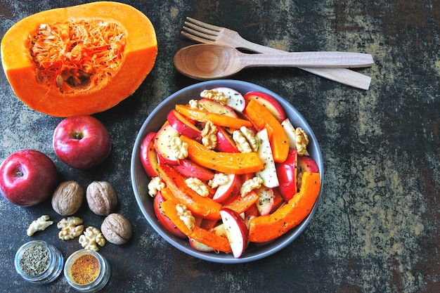 Pompoensalade met appels en walnoten. Recept voor salade met pompoen en appels. Vegan voedzame pompoensalade. Gezonde Apple salade met pompoen en noten.