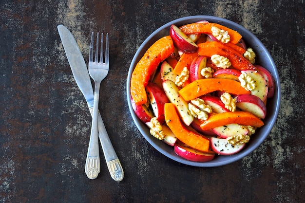 Pompoensalade met appels en walnoten. Recept voor salade met pompoen en appels. Vegan voedzame pompoensalade. Gezonde Apple salade met pompoen en noten.