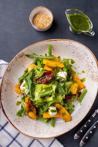 Pompoensalade met kaas en gedroogde tomaten. Bovenaanzicht