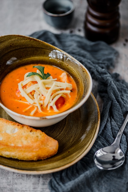 Foto pompoensoep met kaas en toast